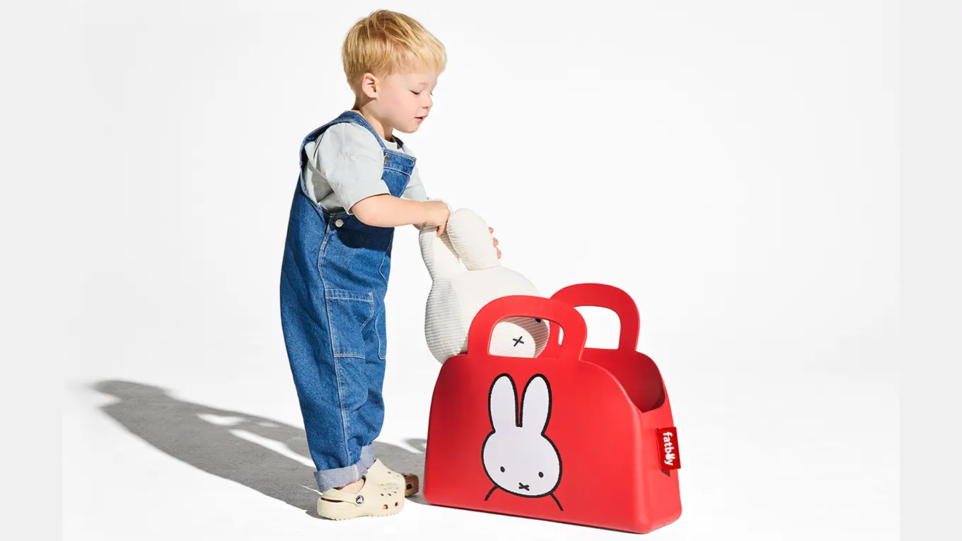 Kleiner Junge neben einer Fatboy Miffy Tasche in Rot
