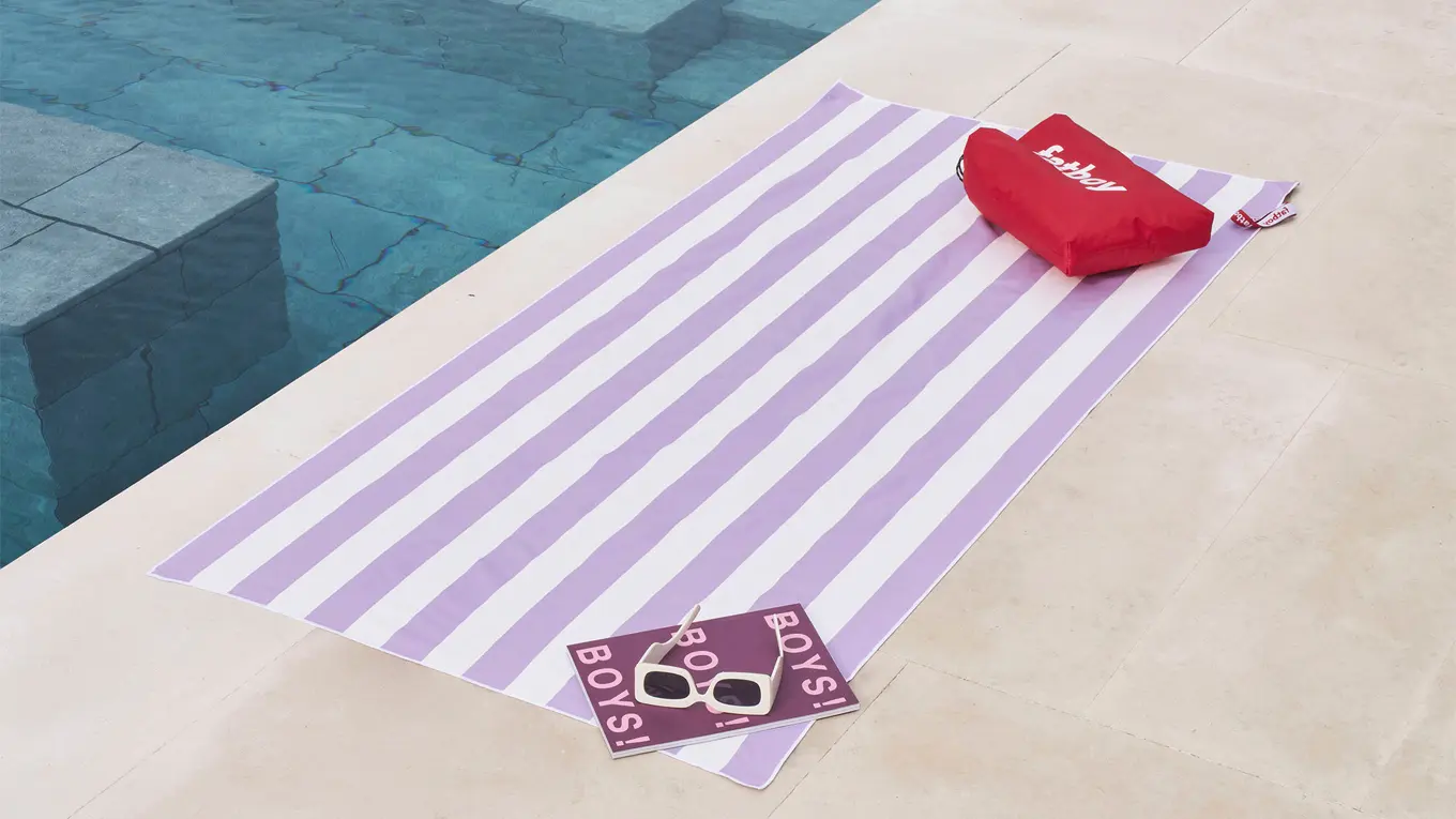 Fatboy Beach Baggy Strandtuch in lila streifen am pool