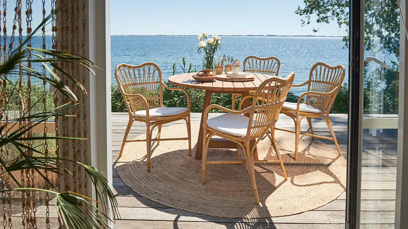 Runder esstisch und Sika Design Margret stühle aus ratttan auf der terrasse