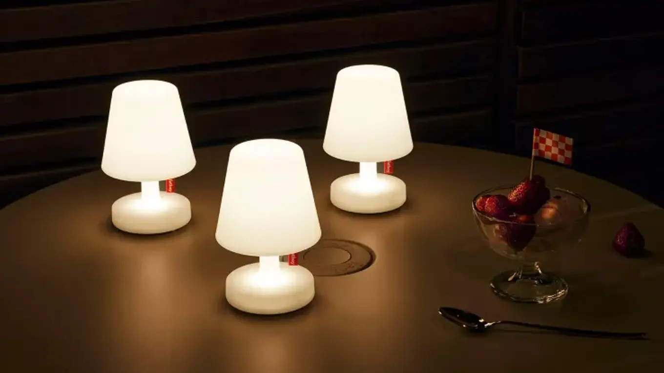 Fatboy Edison the Mini Tischlampen im 3er Set auf einem Tisch