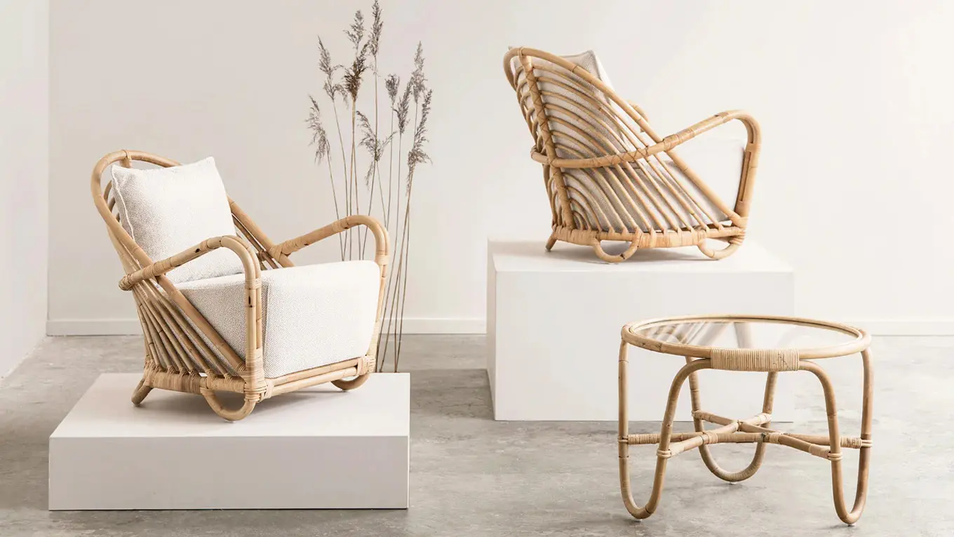 Rattansessel von Sika Design auf weißen Podesten