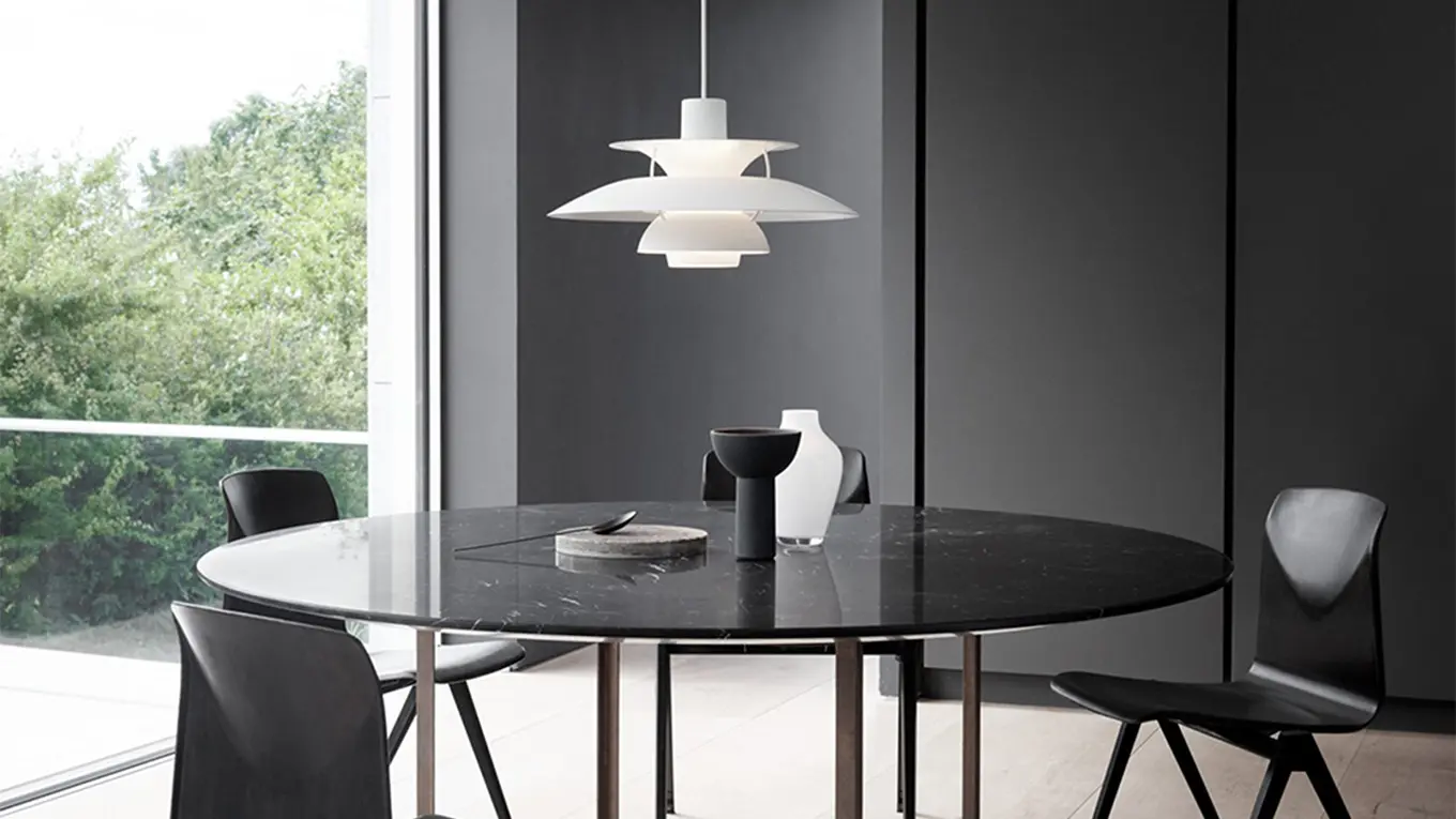 Weiße Louis Poulsen PH 5  Lampe überm schwarzen esstisch
