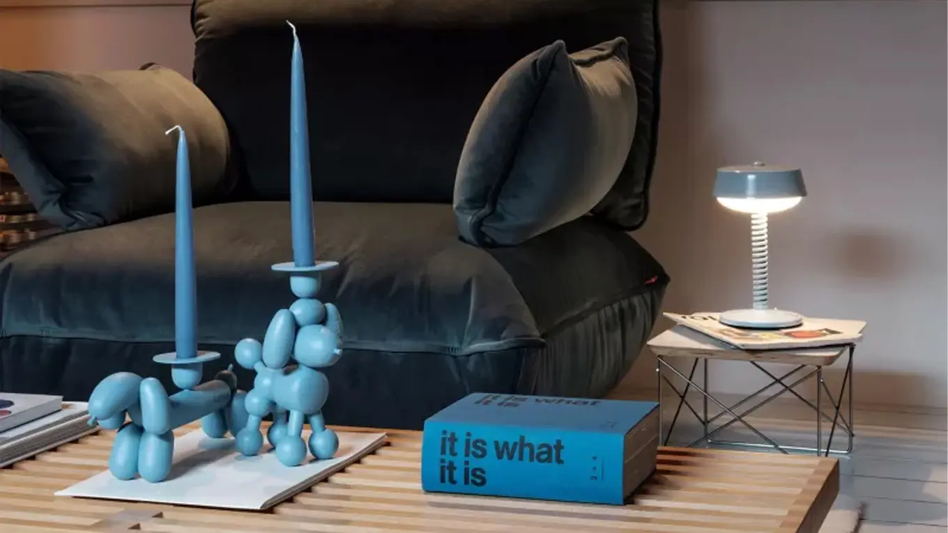 Fatboy Kerzenständer Can-Dog und Can-Dolly in Hellblau auf einem Couchtisch