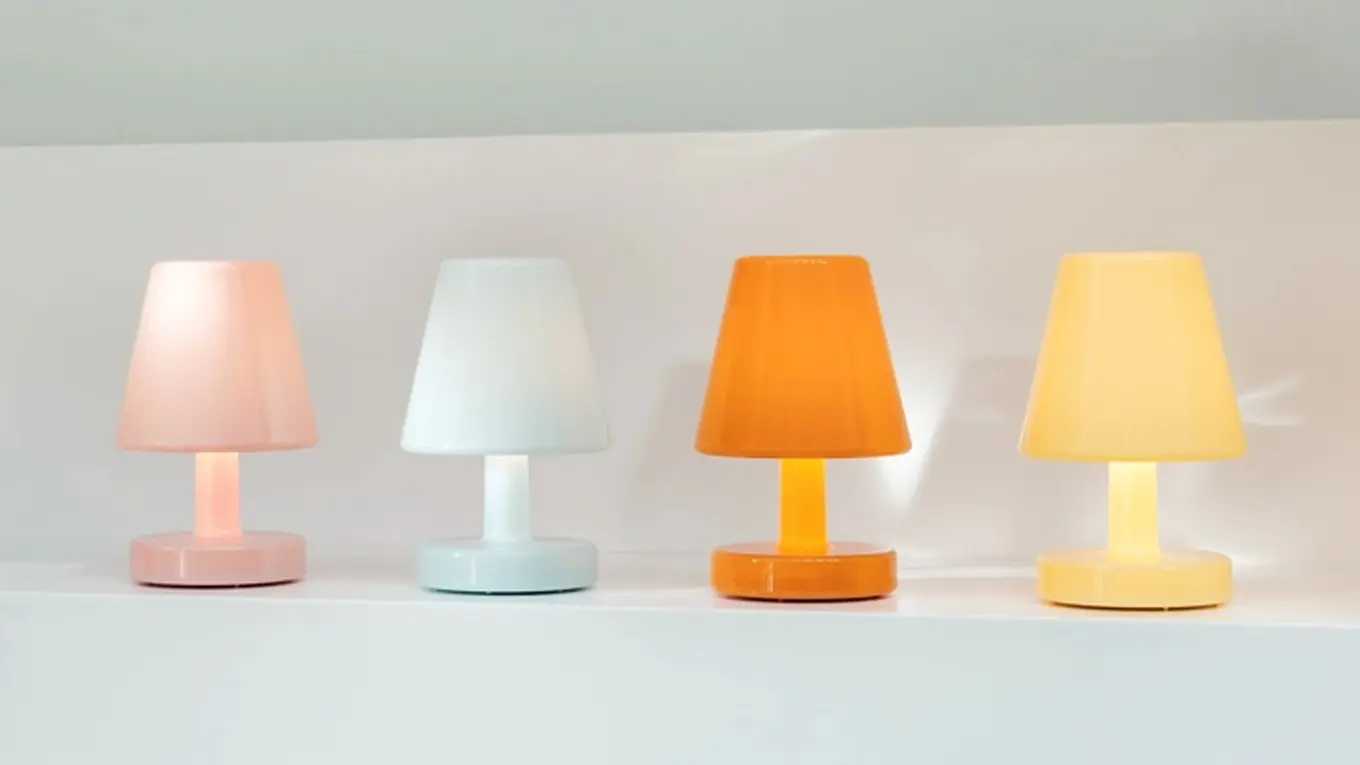 Vier Fatboy Edison the Ambiance Tischlampen bunt nebeneinander