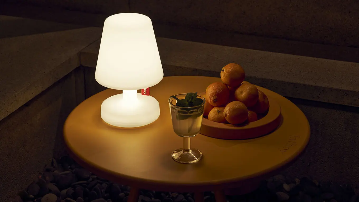 Fatboy Edison the Petit Tischlampe leuchtend im dunkeln auf einem runden beistelltisch