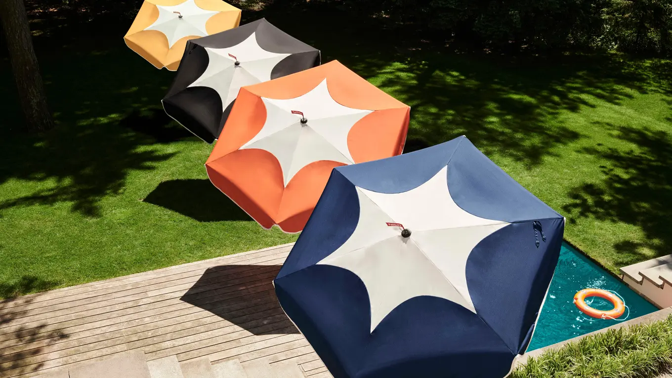 vier bunte fatboy parasol sonnenschirme am pool