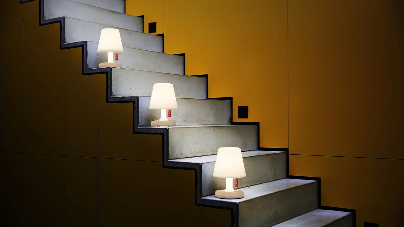 Drei Fatboy Edison the Petit Tischlampen auf Treppenstufen