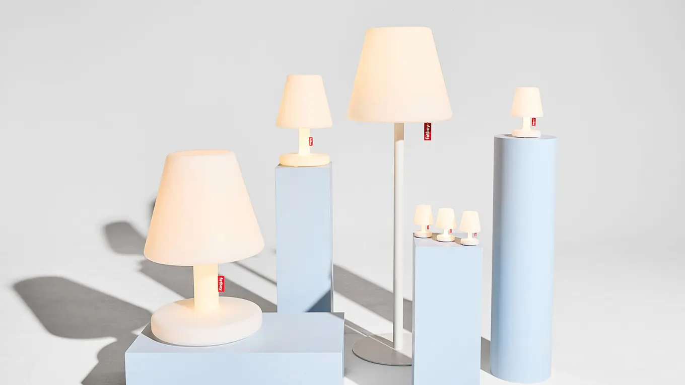 Fatboy Edison Lampen in verschiedenen Größen auf Podesten