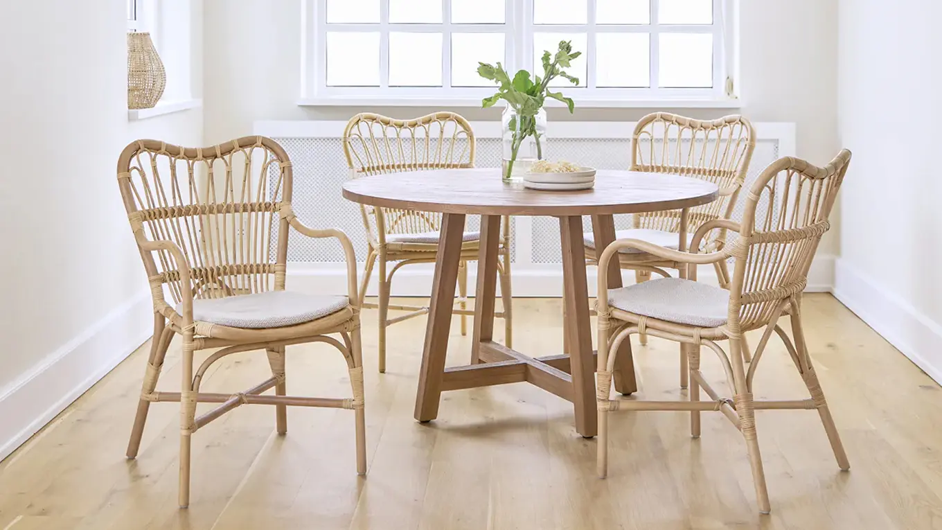 Vier Rattan Stühle von Sika Design am runden Esstisch